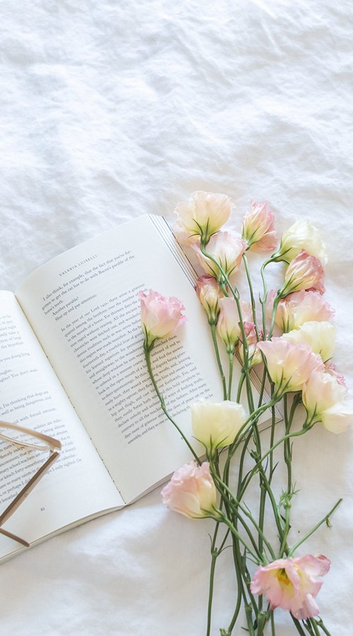 床上的書本與花
