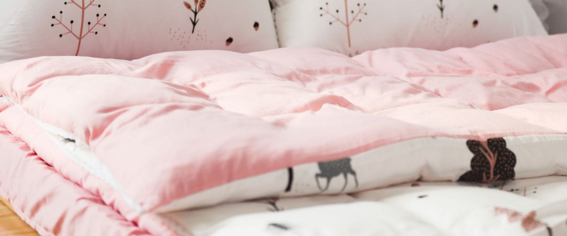 粉紅色及白色寢具